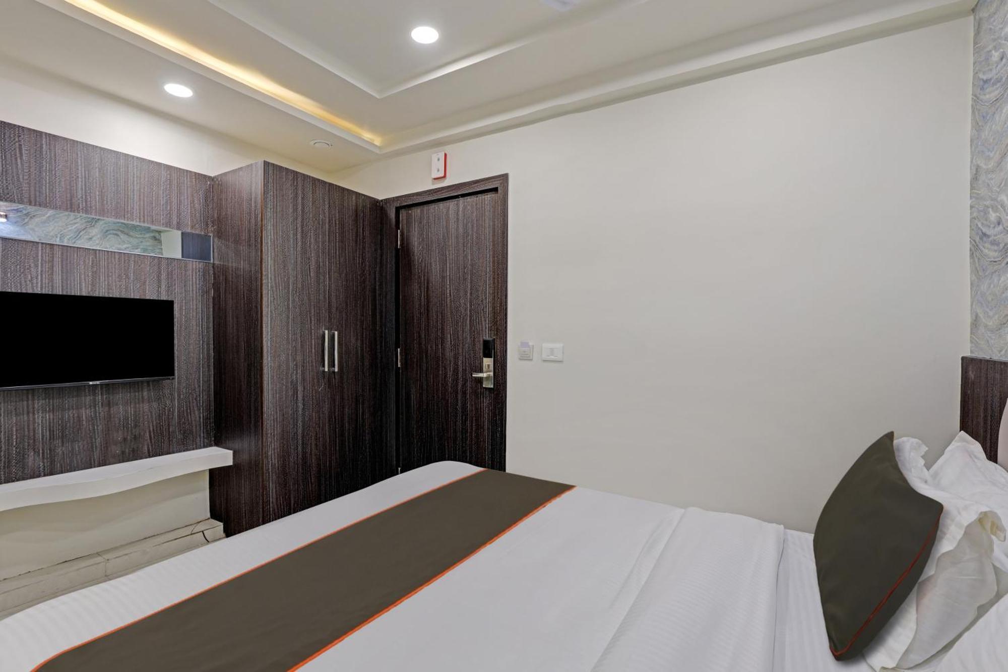 Collection O Alpha One Hotel Ahmedabad Exterior photo